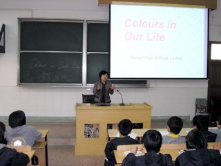 20080327少一学生聆听李慧老师谈颜色