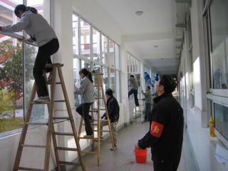 20081128总务处清卫工人擦窗户比赛