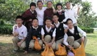 享受丰收的喜悦—少年部学生采摘枇杷(20110525)