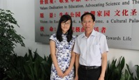 剑桥学子沈逸涵回母校看望老师
