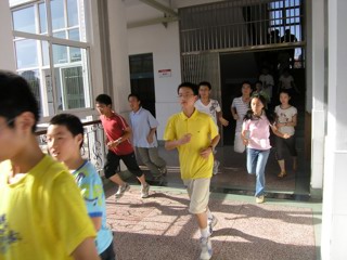 20080705我校举行校园紧急疏散演练