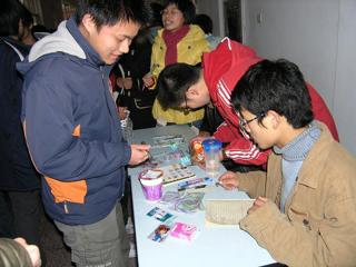 20081223我校举行"与美同行"学生义卖活动