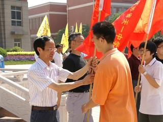20090511我校举行月常规先进、跑操先进授旗仪式