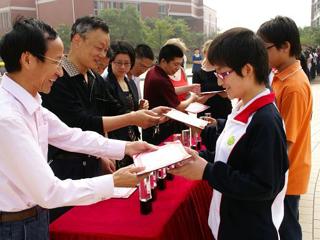 20090519我校举行校园十佳共青团员颁奖仪式