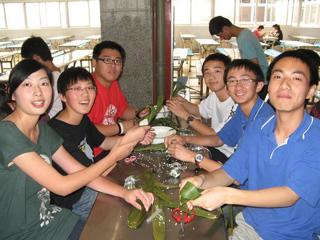 20090524我校组织学生包粽子比赛