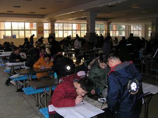 20091221我校举行第二十二届校园文化艺术节书法比赛