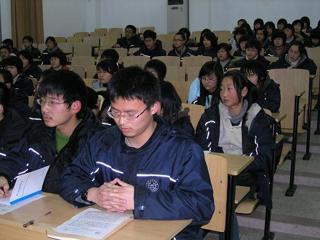 20100303高一年级举行业余党校学员寒假作业演讲交流会