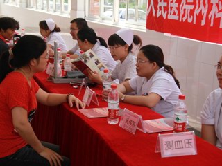 20120910人民医院为我校教师开展义诊活动
