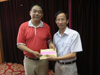 20080909锡山东亭镇领导看望我校教师