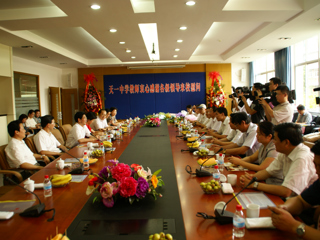 20080910毛小平等市、区领导教师节看望天一教师