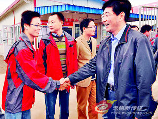 20081113我校四川支教教师杨洋等接受市长毛小平慰问