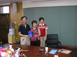 20060623新加坡圣婴女中（圣若瑟）来校访问交流2