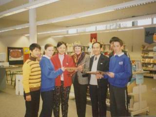 杨校长在澳大利亚和外国教育专家进行交流