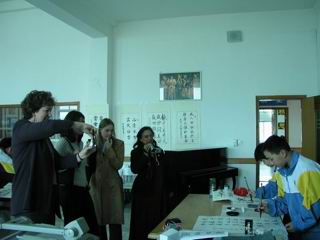 英国代表团对中国的书法很感兴趣，他们在拍摄学生书法作品