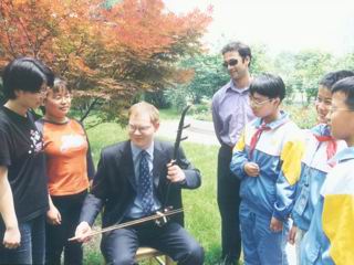英籍外籍教师在美丽的校园休闲与学拉二胡