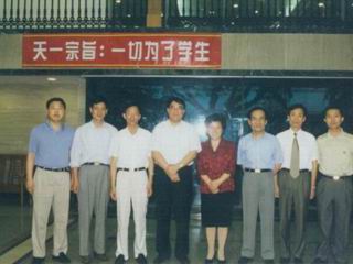 2001年5月13日王珉副省长来校视察工作