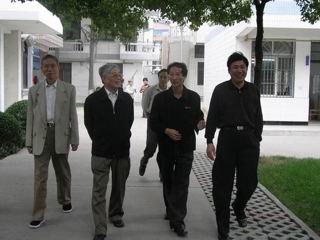 2003年10月中国教育学会顾明远会长来我校访问
