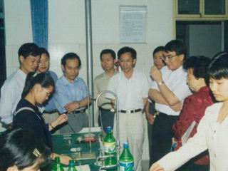 20010513王珉副省长来校视察工作