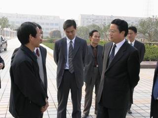 20041124新任无锡市委书记杨卫泽视察我校