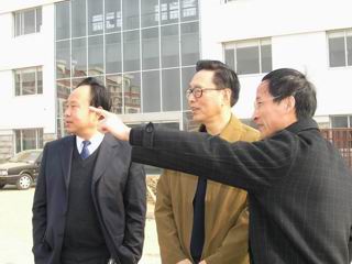 20041211江苏省人大常委副主任洪锦昕参观我校