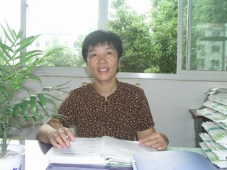 杨荷芬