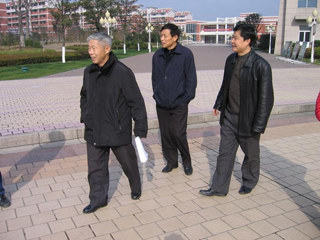 2007“无锡市十佳园林式单位”考评小组莅临我校指导