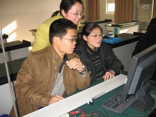 20091206我校物理老师进行数字化实验室使用培训