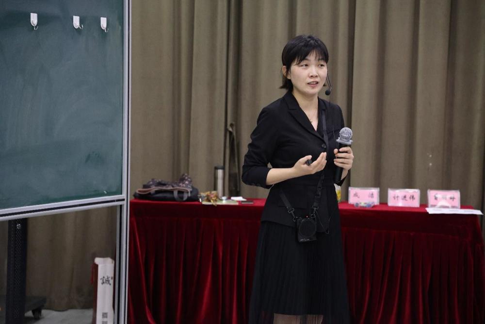 图片包含 窗帘, 人, 室内, 站

描述已自动生成