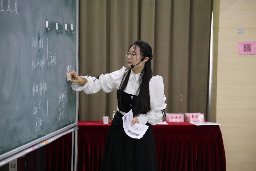 图片包含 室内, 建筑, 女人, 前

描述已自动生成