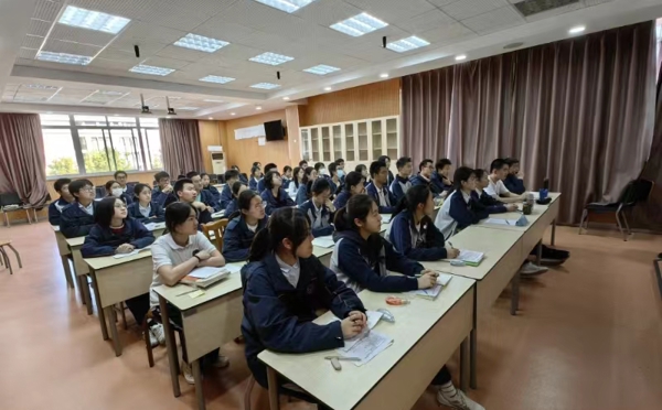 2022级学生业余党校开展党课学习