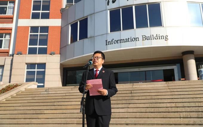 锡山区检察院检察长、天一中学校法治副校长和建敏做国旗下讲话